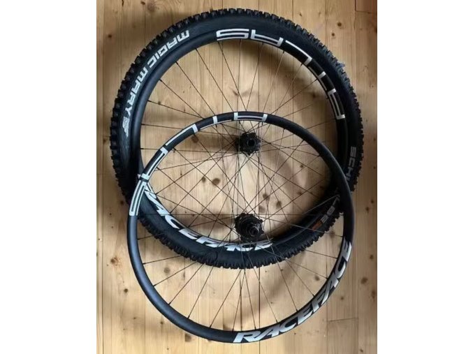 pár kol RACE FACE ATLAS, naboje Vault 414 a 422, 6-díra, ořech Sram XDR, 15x110, 12x148