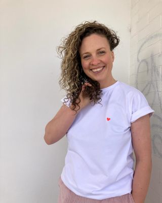 Další nové trička v bílé barvě najdete na eshopu 😍 #bilajezaklad #tricka #novinka #dneschcinosit #czechmade #sito...