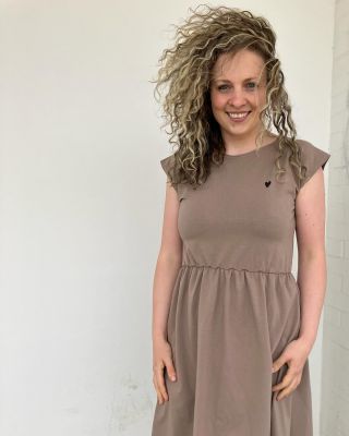 Jeden střih šatu a hromada možností. 1-hnědobéžové šaty Nela 2- Leťsi oliva 3 -béžové Nela 4-khaki Nela Fialové přidáme...