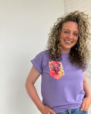 Na e-shopu máme novou barvu trička s ručně barvenou kapsou.