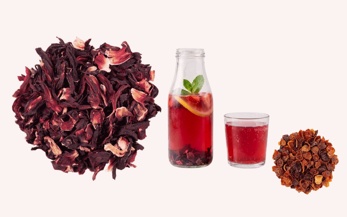 Sušené květy ibišku, perlivá kombucha s ibiškem, jahodou a citronem v lahvi a sklenici a sušený šípek