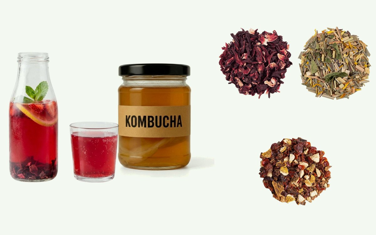 Kombucha ochucená ibiškem, jahodou a citronem v lahvi a sklenici, SCOBY ve sklenici a čaje do druhé fermentace: ibišek, zázvorový elixír a svařákový čaj