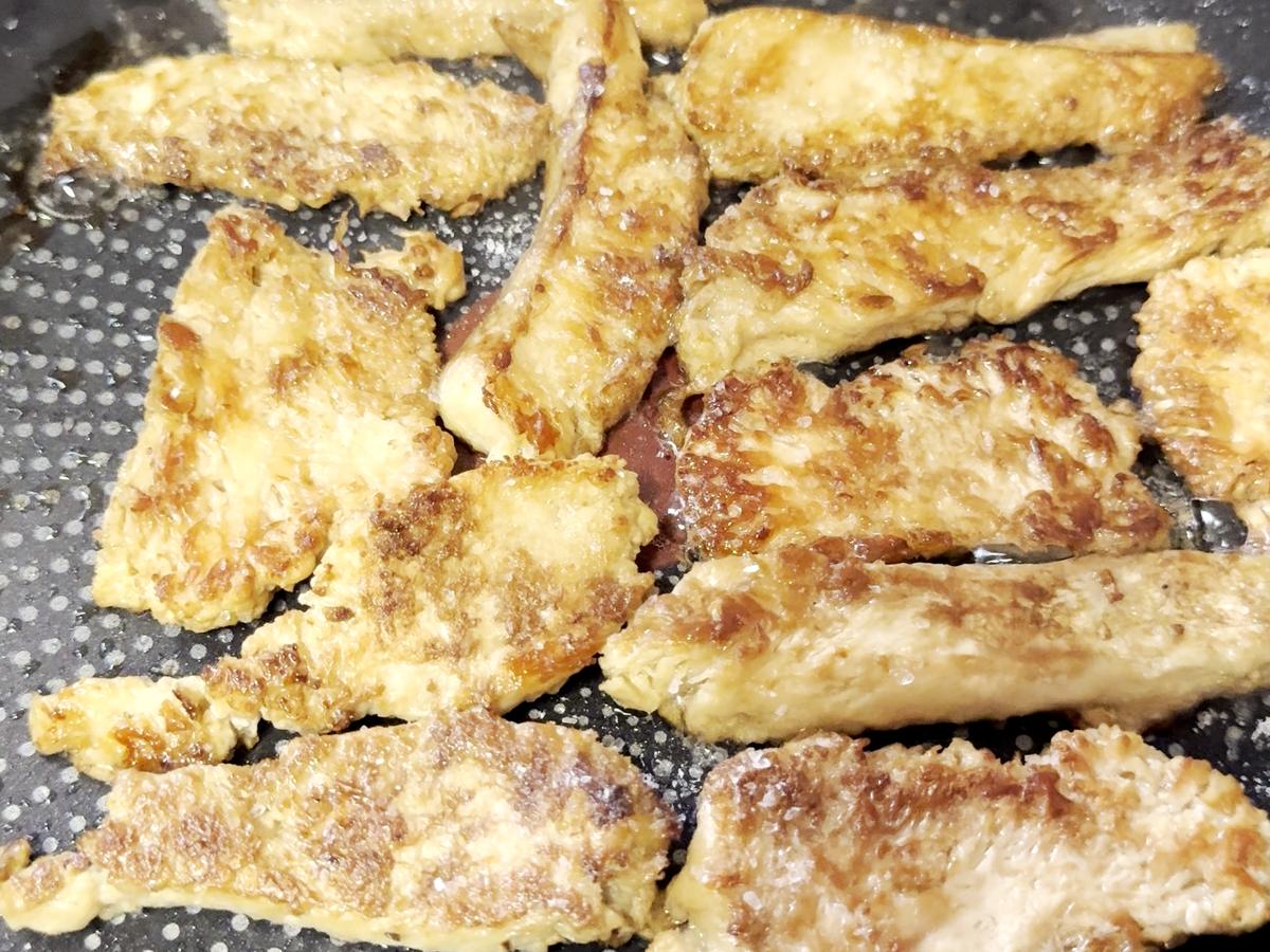 Plátky korálovce opečené dozlatova na másle na pánvi