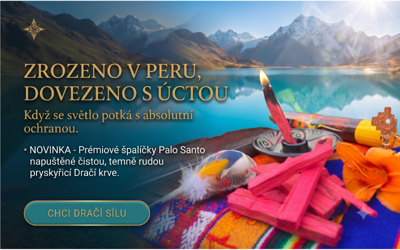 Prémiové dřevěné špalíčky Palo Santo napuštěné červenou pryskyřicí Dračí krev na pozadí peruánských And a tyrkysového horského jezera.