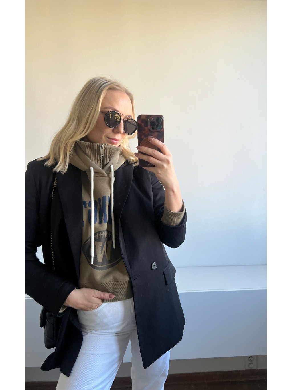 Hoodie pod sako – detail kapuce a klop