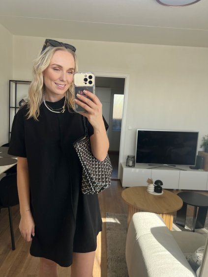 Minimalistické tričkové šaty – černé