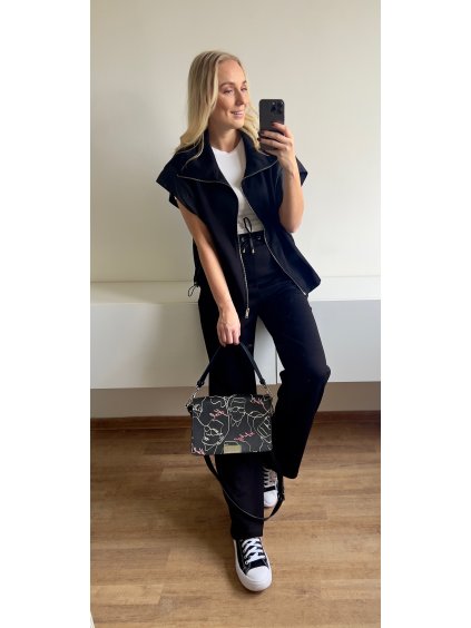 Černý komplet s vestou - moderní dvojdílný outfit pro volný čas