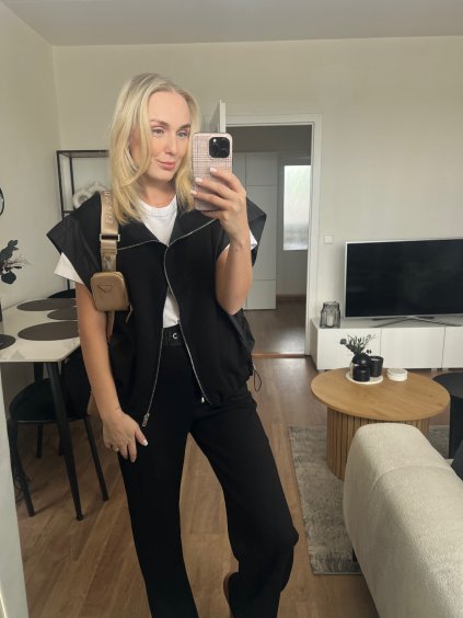 Černý komplet s vestou - moderní dvojdílný outfit pro volný čas