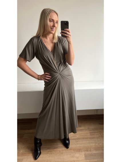 Šaty s řasením šedé - elegantní střih pro každodenní outfit