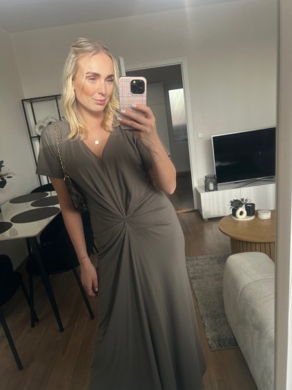 Šaty s řasením šedé - elegantní střih pro každodenní outfit