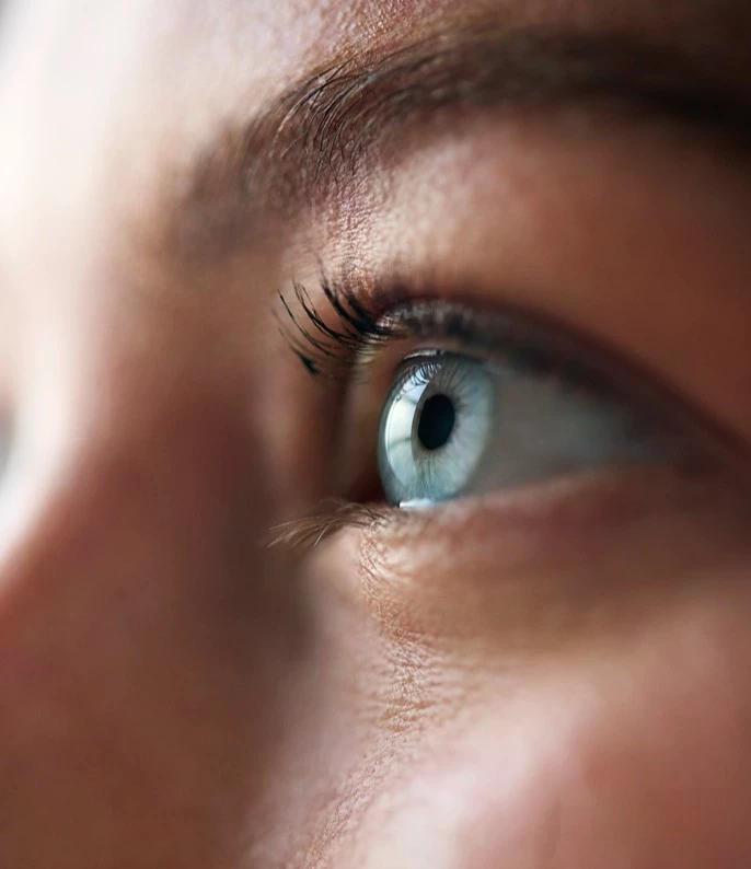 40338_macro-studio-expression-shot-of-woman-s-eye-with-c-2026-03-10-04-46-25_orez