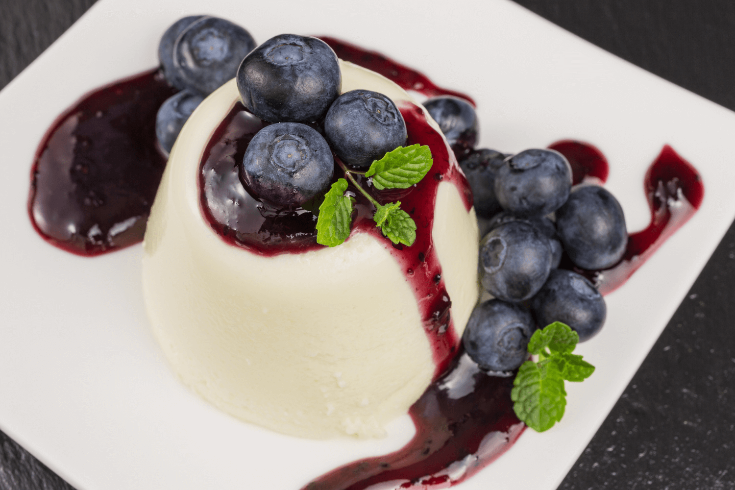 Levanduľová panna cotta s čučoriedkami
