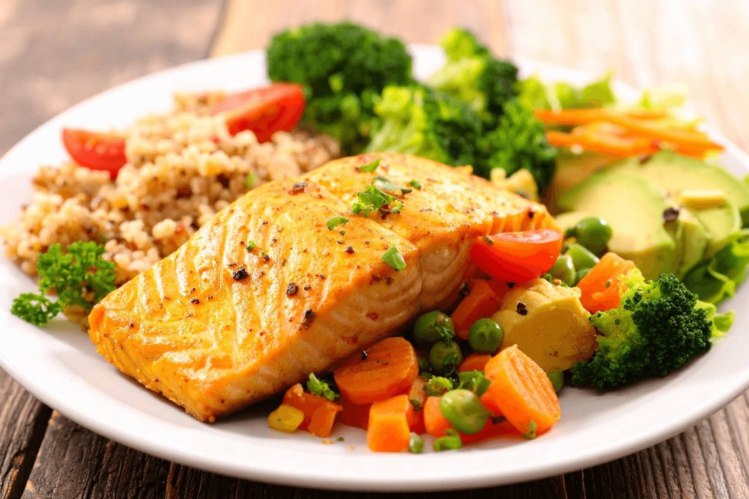 Quinoa s lososom a zeleninou