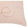 Světle růžový polštářek LOVE 50x30 cm s jemným bavlněným povlakem a zlatým nápisem. Ideální do dětského pokoje.