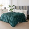 Elegantní mikroplyšová deka VELORIA tmavě zelená pro moderní interiér