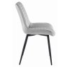 Sametová židle VERDO ve světle šedé barvě – komfort a elegance pro vaši jídelnu či pracovnu.