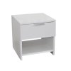 Noční stolek HAVANA v bílé barvě s prostornou zásuvkou a otevřenou policí, ideální do moderních a skandinávských interiérů
