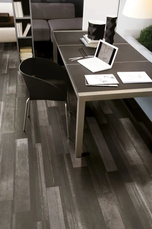 Moderní dlažba imitující vzhled kovu Sichenia Iron Antracite 15x90
