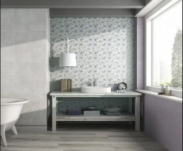 Koupelna s romantickými obklady Bestile Pamesa Grace Plata 31,6x60
