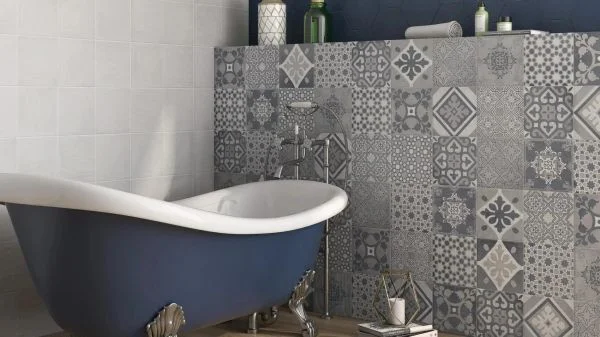 Retro koupelna s patchworkovými obklady Deceram PAM Sloane Cement decor MIX 22,3x22,3