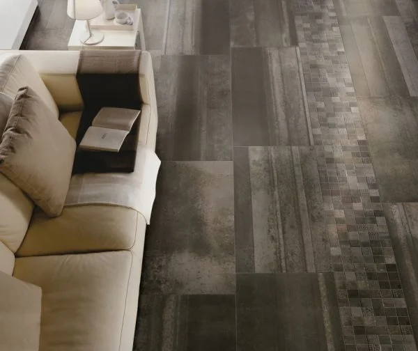 Kreativní dlažba imitující kov Sichenia Iron Antracite 45x90