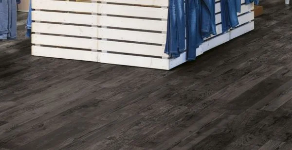 Tmavá dlažba ve vzhledu dřeva Elios Grand Sequoia Ebony 14x84cm