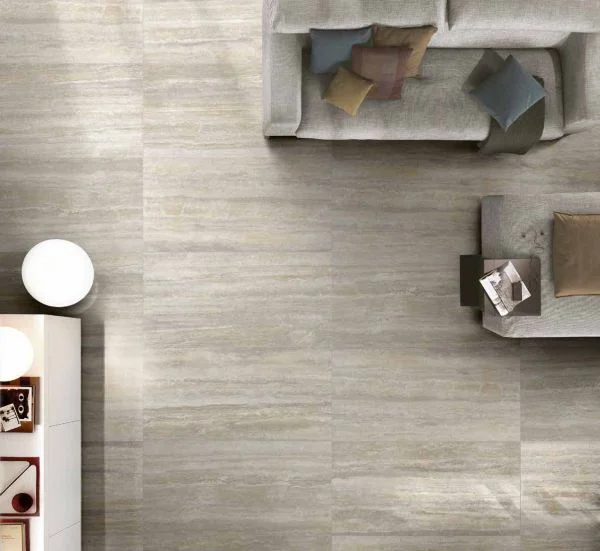 Travertinová šedo-béžová dlažba v obývacím pokoji ze série Sichenia Travertini XL.