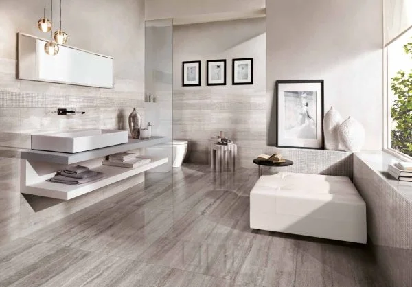 Koupelna s obklady a dlažbou nakombinované ze série Equipe Travertini XL.