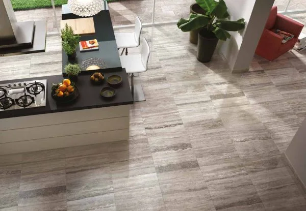 Kuchyně s lapovanými obklady šedé barvy jako travertin ze série Sichenia Travertini XL.