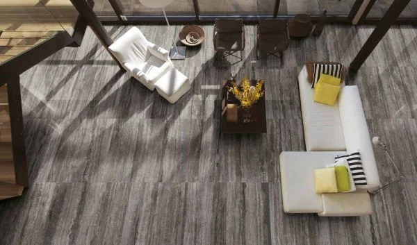 Obývací pokoj s podlahou jako tmavý travertin ze série Sicheni Travertini XL