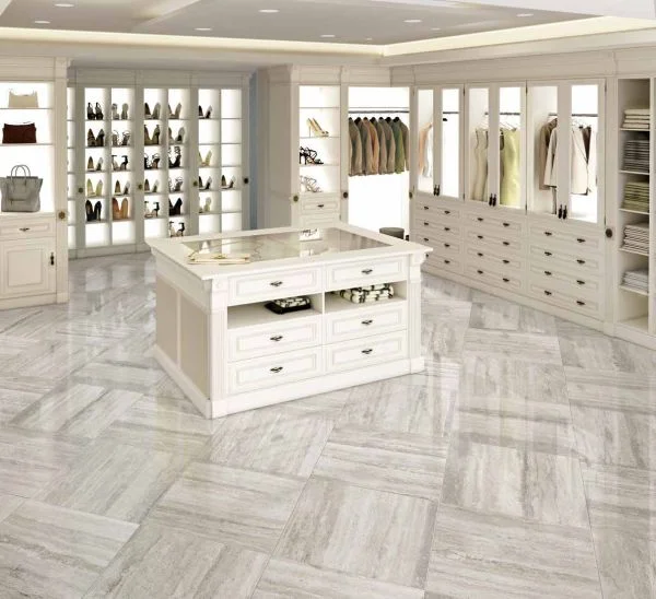 Čtvercová dlažba jako světlý travertin v obchodu - série Equipe Travertini Xl.