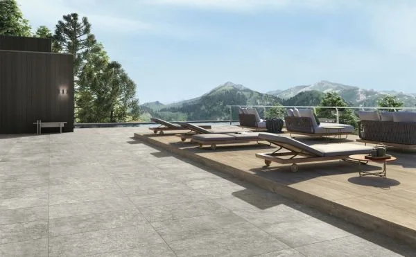 Šedá keramická dlažba Del Conca HLA2 Lavaredo HLA205 Grigio 60x90 Rett. (tl. 20mm) vhodná nejen na terasu