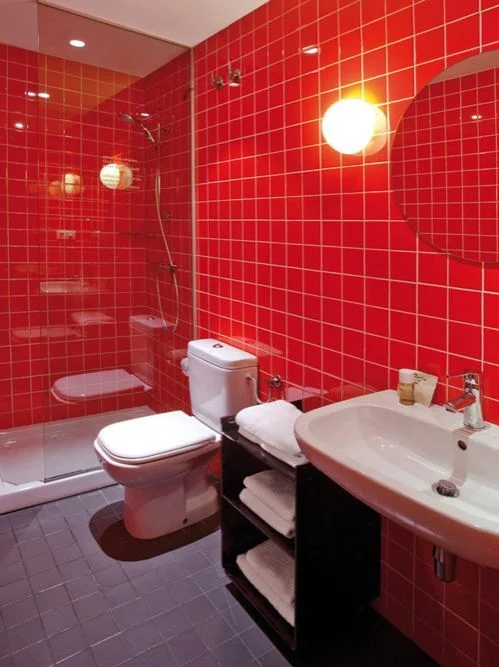 Červená koupelna a WC s obklady APE Mediterranean Red 15x15 (1. jakost)
