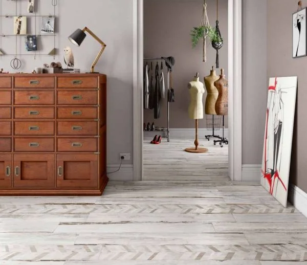 Dlažba jako dřevo Elios Stage Decori Chevron White 21x120,5cm - šedá světlá (skladem)