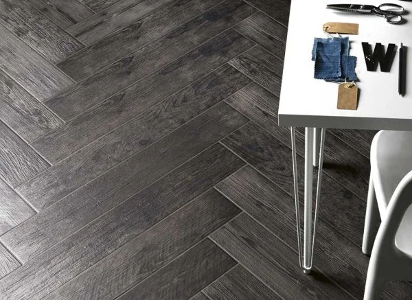 Tmavá dlažba nejen do kuchyně v imitaci dřeva od výrobce Elios Grand Sequoia Ebony 14x84cm