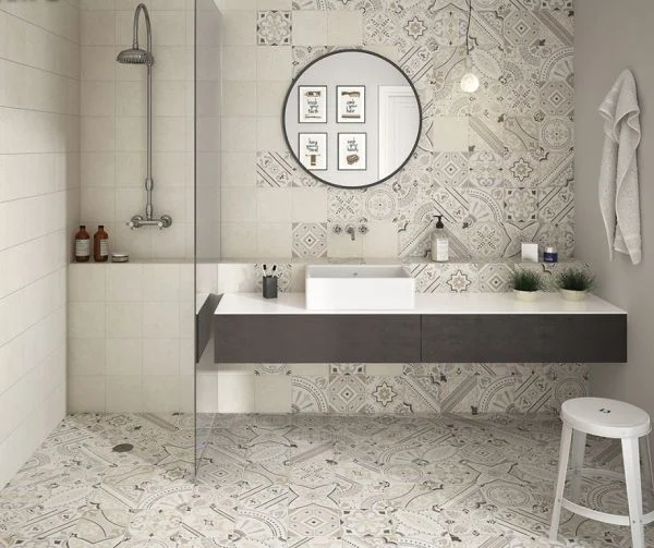 Útulná koupelna s obklady a dlažbou Equipe Micro Majesty a Bone 20x20cm