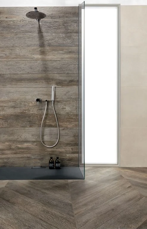 Dřevem můžete oživit i svou koupelnu s Deceram Outdoor NN Wood Grey 