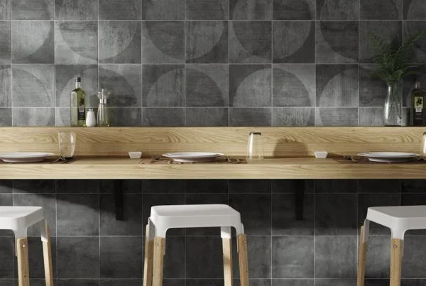 Obklady s geometrickým vzorem v šedé barvě Equipe Urban Arco Dark 20x20