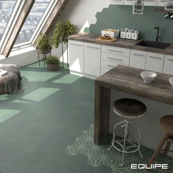 Zelené šestihrany Pickle Green a Decor Solar ze série Equipe Coimbra (kuchyně)