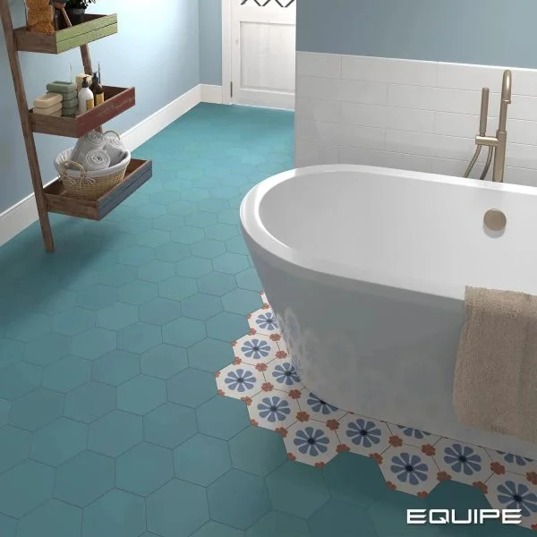 Koupelna s vanou a dekory Bella Blue a základy Azure (Equipe Coimbra)