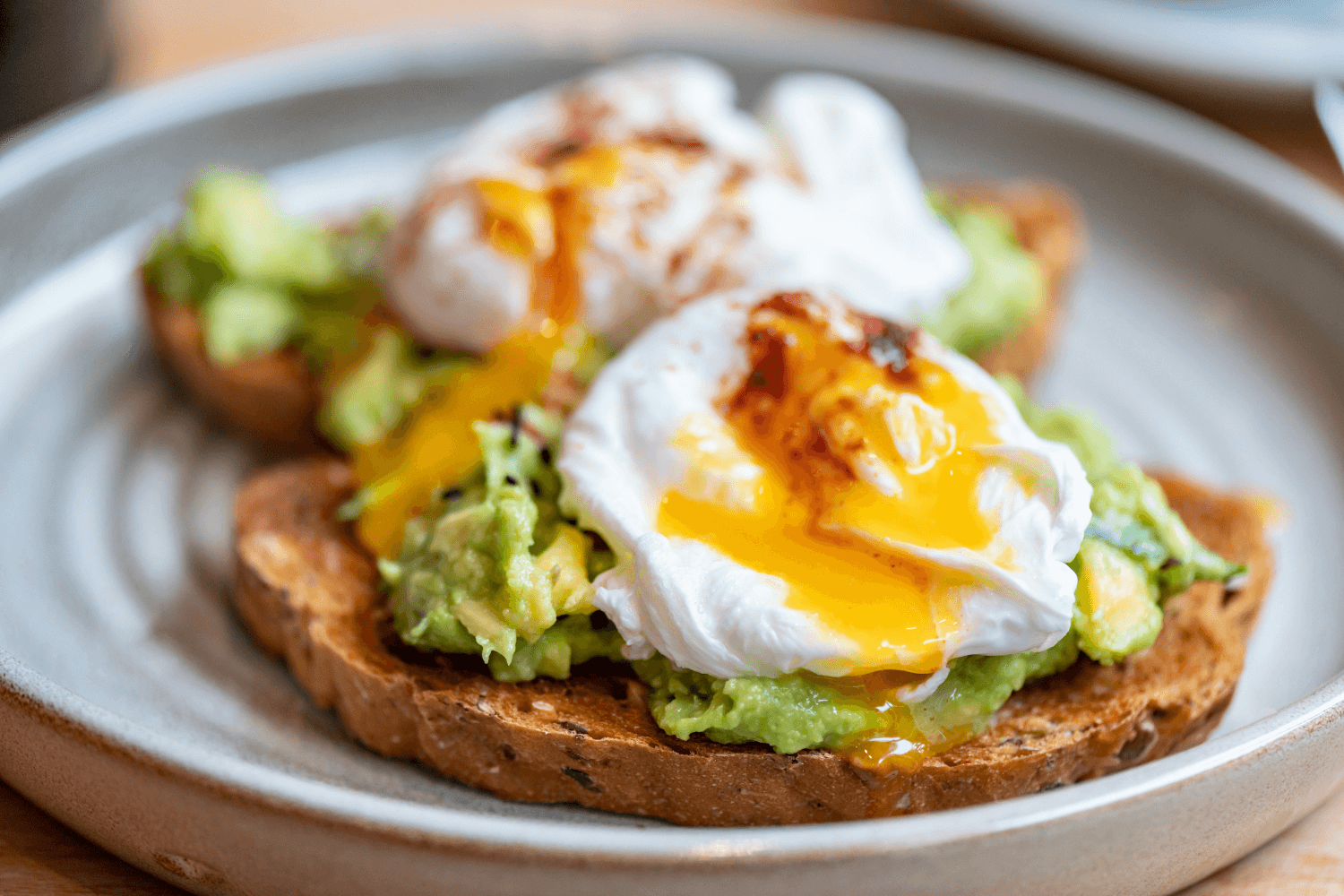 Avokádový toast s pošírovaným vejcem a chilli vločkami