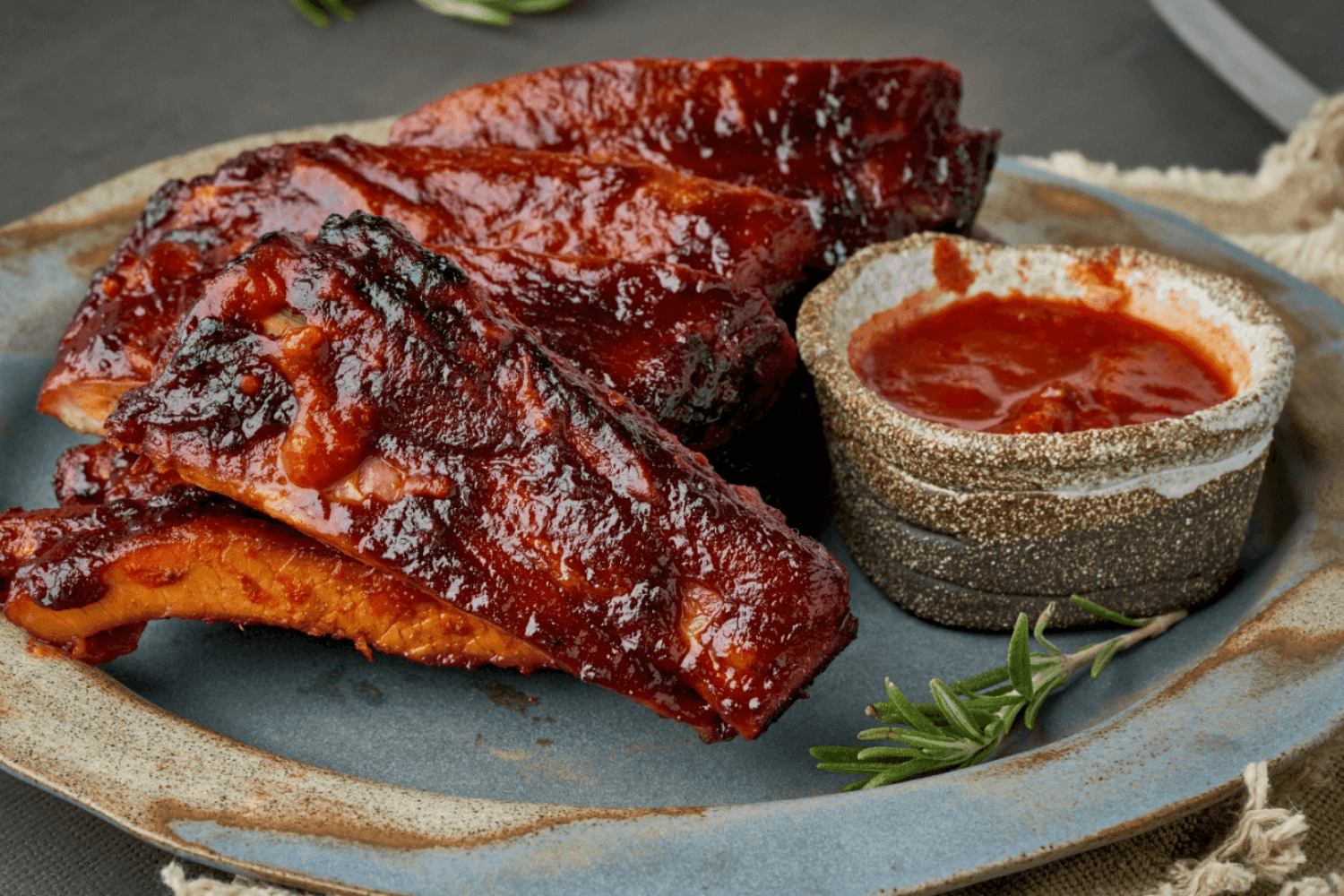 Glazovaná BBQ žebírka „Sweet Smoke“ s javorovým sirupem a grilovanou kukuřicí