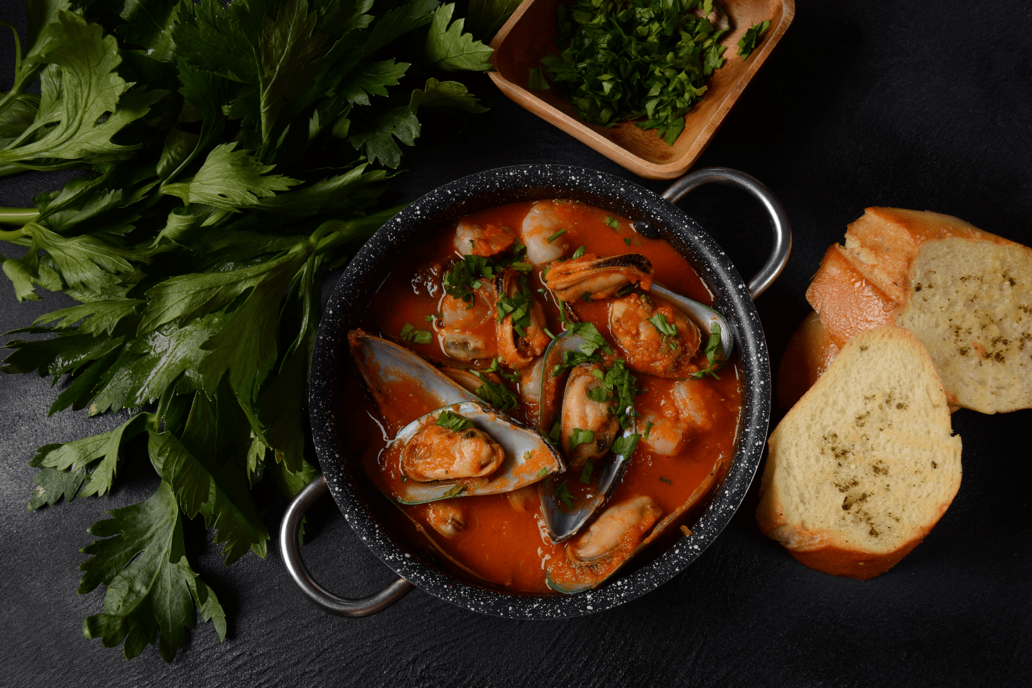Tradiční bouillabaisse - francouzská rybí polévka