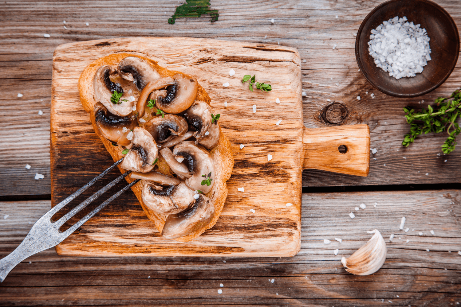 Bruschetta s houbovým ragú a tymiánem