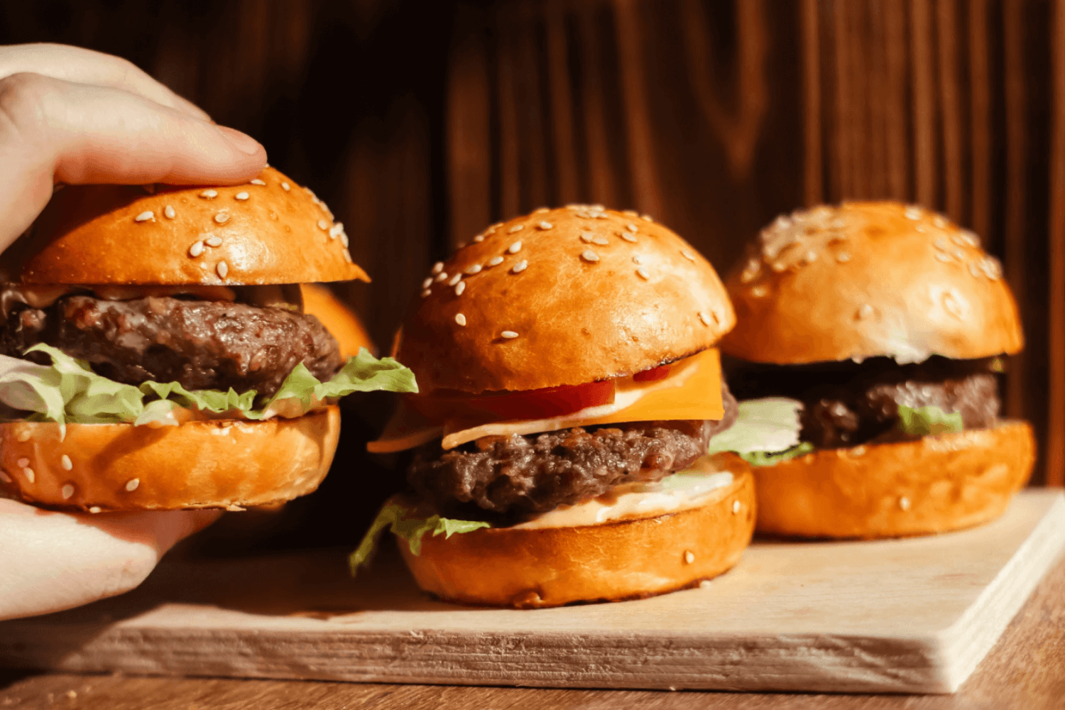 Burger s grilovanou slaninou a karamelizovanou cibulkou