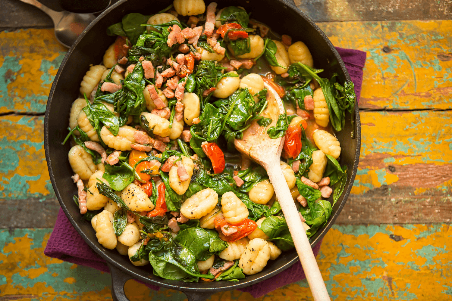 Gnocchi se špenátem, slaninou a rajčaty