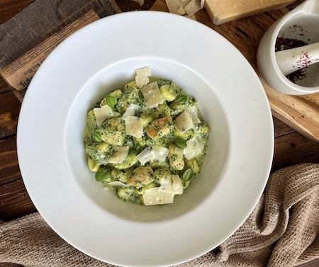 Gnocchi s hráškovo - špenátovou omáčkou a kuřecím masem