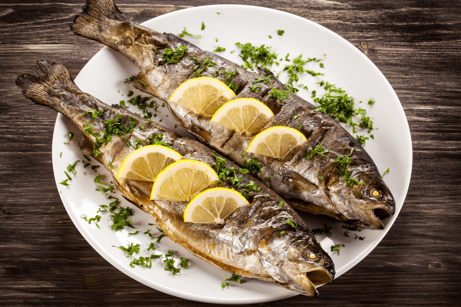 Grilovaný pstruh s čerstvým koriandrem a limetkou