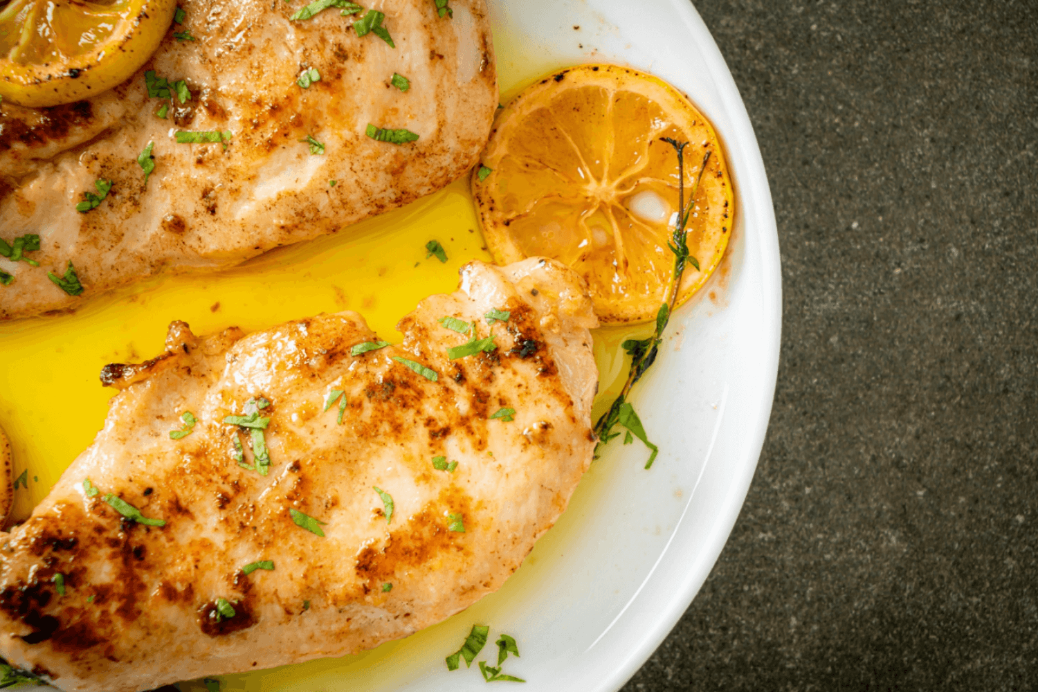 Grilované kuřecí prsíčko s citronovým přelivem a provensálským kořením