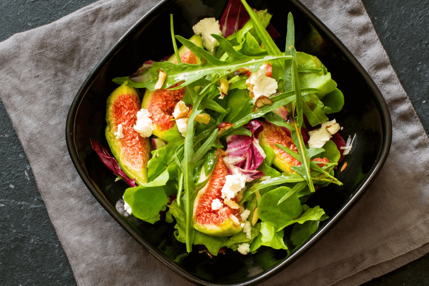 Grilovaný kozí sýr na fíkovém salátu